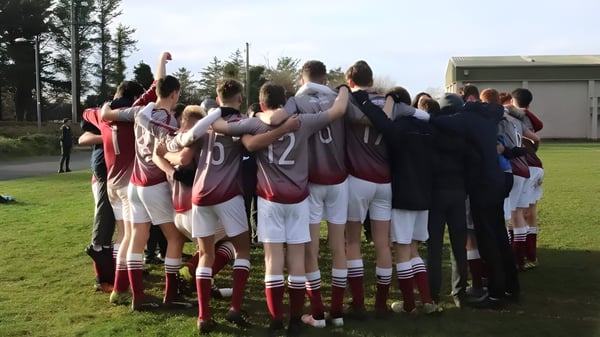 Eine Gruppe Schüler steht in einer Spielfeldansammlung auf dem Gelände der Grange Post Primary School.