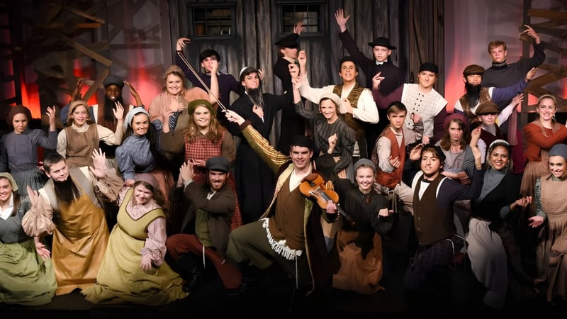 Schüler der Grange Post Primary School in historischen Kostümen bei einer Theateraufführung.