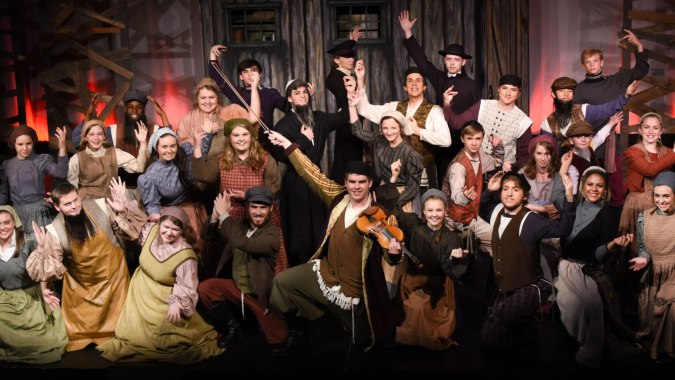 Schüler der Grange Post Primary School in historischen Kostümen bei einer Theateraufführung.