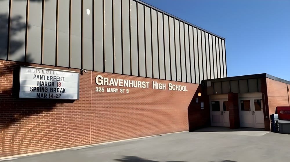 Das Backsteingebäude mit dem Schild der Gravenhurst High School und dem Anzeigebrett mit Veranstaltungshinweisen.