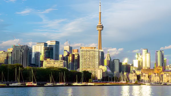 Die Skyline mit dem CN Tower spiegelt sich im Hafen vor dem Great Lakes College of Toronto.