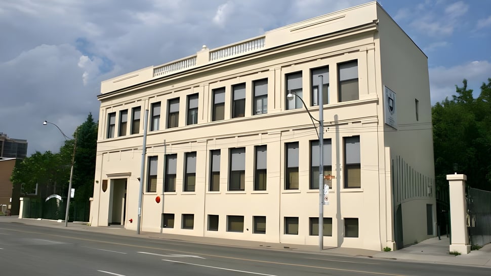 Das mehrstöckige beige Gebäude im klassischen Stil gehört zum Great Lakes College of Toronto.