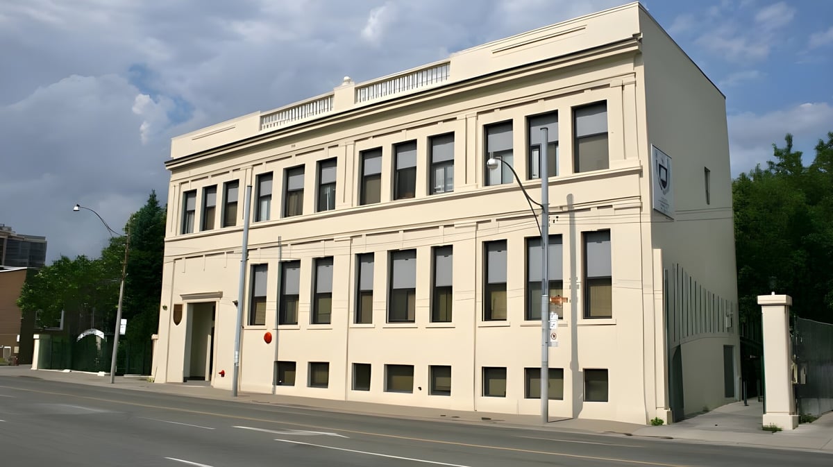 Das mehrstöckige beige Gebäude im klassischen Stil gehört zum Great Lakes College of Toronto.