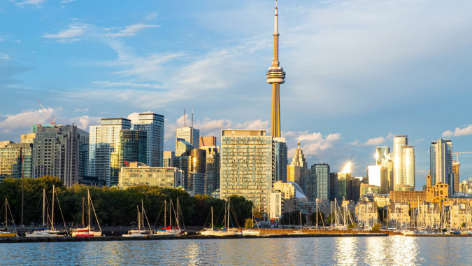 Der Hafen mit Segelbooten vor der Stadtansicht mit CN Tower nahe dem Great Lakes College of Toronto.