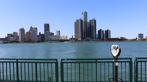 Ein Fernglas steht im Vordergrund mit Blick auf die Skyline einer großen Stadt am Wasser auf dem Gelände des Greater Essex County District School Board.