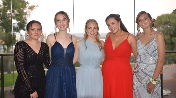 Fünf Schülerinnen des Greenwood College posieren zusammen im Freien vor Bäumen und einer grasbewachsenen Fläche.