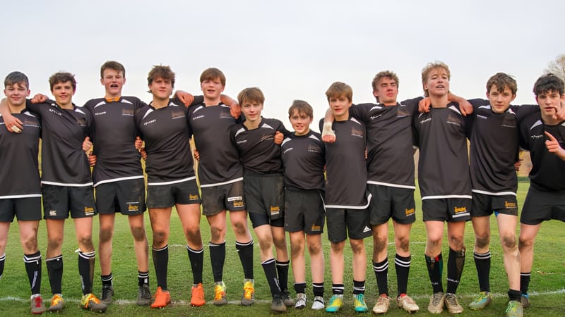 Eine Gruppe junger Fußballspieler steht gemeinsam auf dem Spielfeld der Gresham’s School.