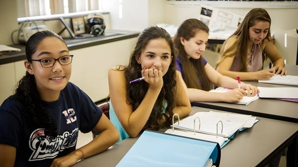 Eine Gruppe Schüler im Unterricht auf dem Campus der Groton-Dunstable Regional School District arbeitet konzentriert an einer Lernaktivität.