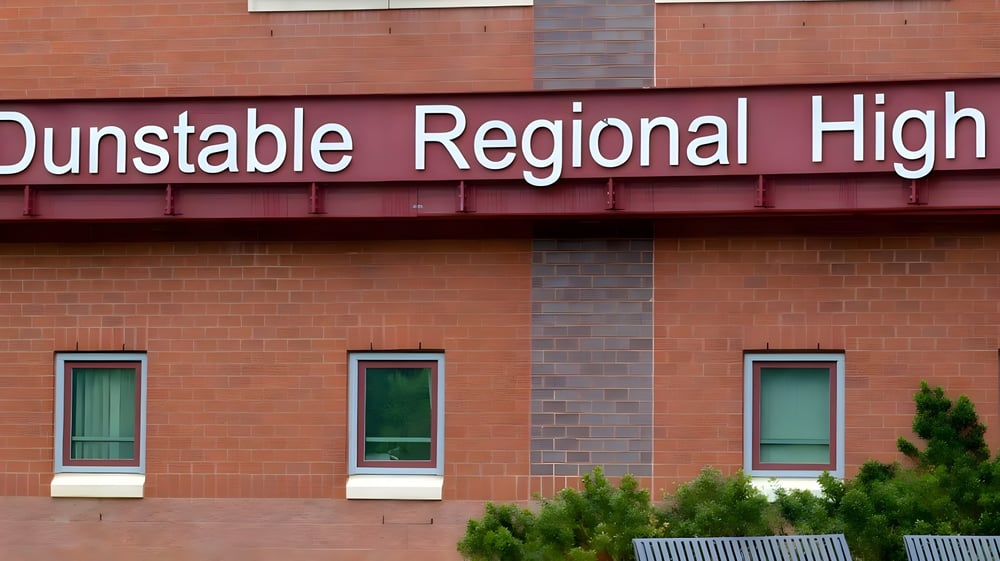 Das Backsteingebäude mit großen Fenstern zeigt die Außenansicht der Groton-Dunstable Regional School District.