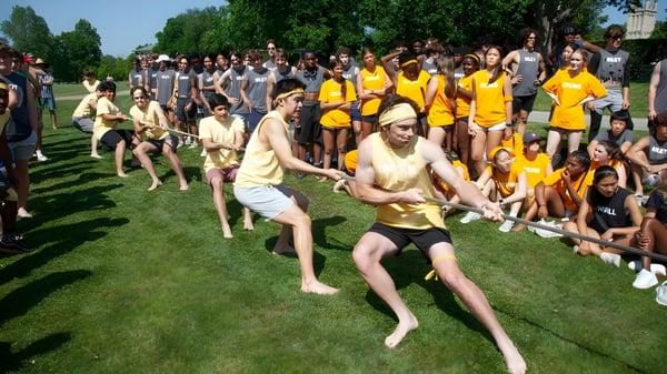 Schüler der Groton School beteiligen sich auf dem grünen Feld an einer Gruppenaktivität.