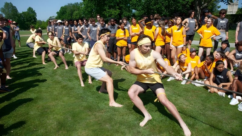 Schüler der Groton School beteiligen sich auf dem grünen Feld an einer Gruppenaktivität.