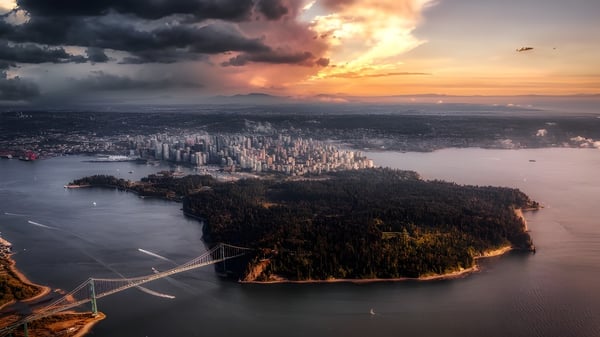 Die Luftaufnahme zeigt die Stadt Guelph mit Waldinsel und dramatischem Himmel in der Nähe des Guelph Collegiate Vocational Institute.