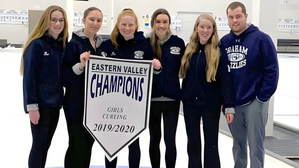 Schülerinnen der G.W. Graham Secondary School halten ein Banner als Eastern Valley Champions im Girls Curling 2019/2020.