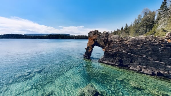 Eine felsige Bogenformation ragt in einen klaren See auf dem Gelände der H.B. Beal Secondary School.
