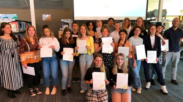 Schülerinnen der Hallett Cove School stehen gemeinsam in einem Klassenraum und halten Zertifikate.