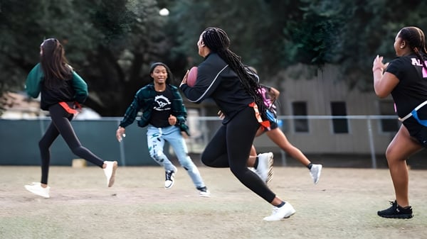 Eine Gruppe junger Schülerinnen der Hamilton Christian Academy nimmt an einer sportlichen Aktivität im Freien teil.