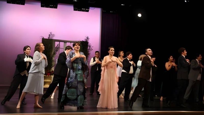 Schüler der Hampton Senior High School stehen auf der Bühne während einer Theater- oder Modenschau.