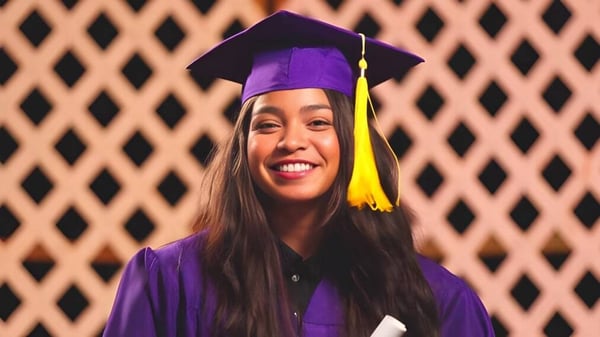 Eine Abiturientin der Hanalani Schools trägt eine violette Abschlussrobe und steht vor einer Holzstruktur.