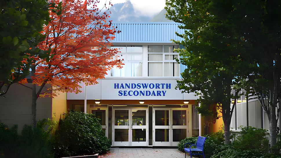 Der Eingang der Handsworth Secondary School ist von herbstlichem Laub und einer ruhigen Außenanlage umgeben.