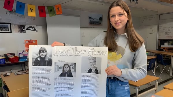 Eine Schülerin zeigt im Unterricht der Handsworth Secondary School ein Poster mit verschiedenen Frisuren und Informationen dazu.