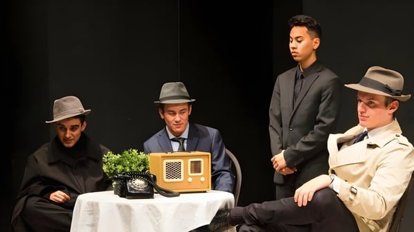 Schüler der Handsworth Secondary School führen eine Theaterszene in historischen Kostümen auf.