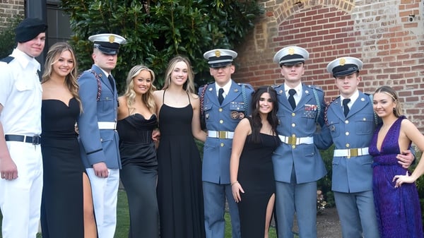 Schüler und Militärpersonen der Hargrave Military Academy posieren vor einem Backsteingebäude mit Efeu an der Wand.