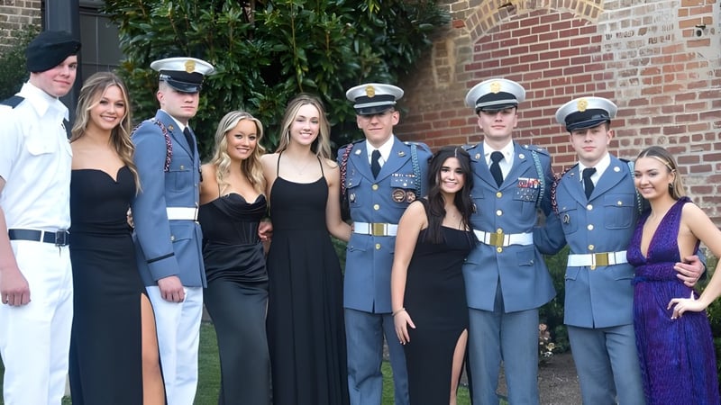 Schüler und Militärpersonen der Hargrave Military Academy posieren vor einem Backsteingebäude mit Efeu an der Wand.