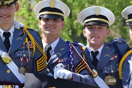 Uniformierte Militärangehörige stehen gemeinsam im Freien auf dem Gelände der Hargrave Military Academy.