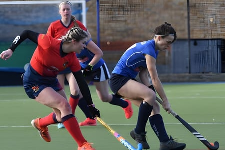 Zwei Sportlerinnen spielen Hockey auf dem Kunstrasenfeld am Harrogate Ladies’ College.