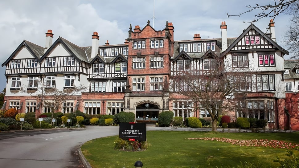 Das historische Tudor-Gebäude mit Garten und Weg auf dem Campus des Harrogate Ladies’ College.