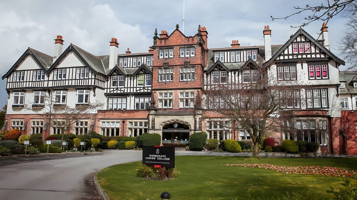 Das historische Tudor-Gebäude mit Garten und Weg auf dem Campus des Harrogate Ladies’ College.