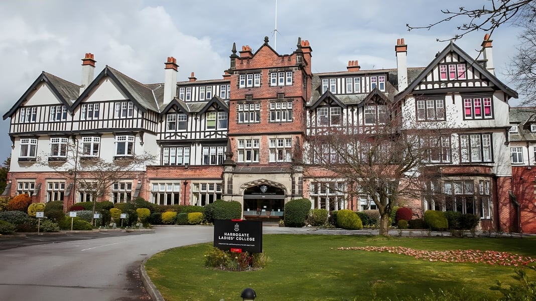 Das Tudor-Gebäude mit Garten und Weg am Harrogate Ladies’ College zeigt die historische Architektur der Schule.