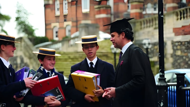 Eine Gruppe Schüler der Harrow School in Abschlusskleidung steht auf einer Straße vor einem Backsteingebäude und hält Bücher und Dokumente.
