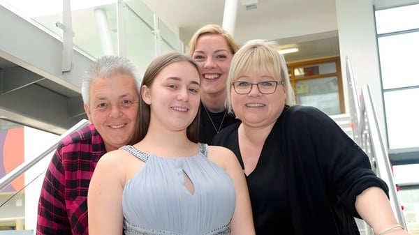 Eine Gruppe von vier Frauen unterschiedlichen Alters steht im Flur des Havant College zusammen.
