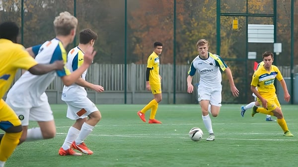 Schüler des Havant College spielen ein Fußballspiel auf dem Rasenfeld.