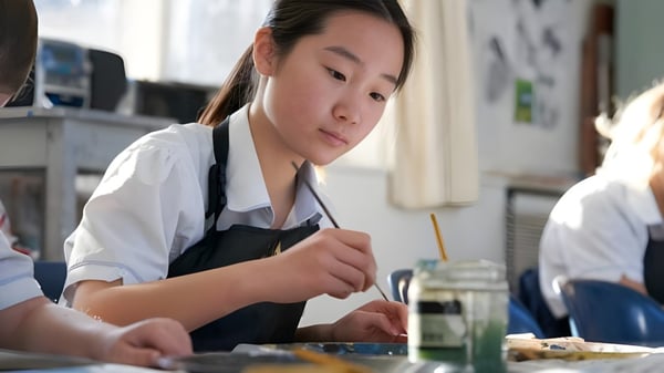 Eine Schülerin der Havelock North High School konzentriert sich auf ihre Arbeit in einer professionellen Küchenumgebung.