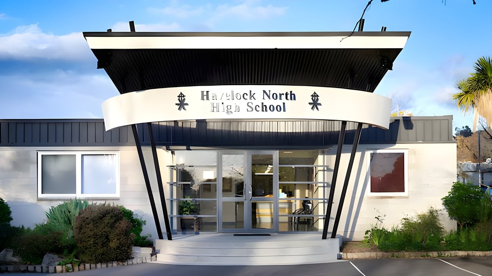 Der moderne Haupteingang der Havelock North High School mit markantem Vordach und gepflegter Umgebung unter blauem Himmel.