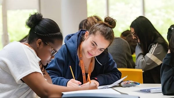 Eine Gruppe Schüler arbeitet gemeinsam im Klassenraum auf dem Campus des Hazelwood College.