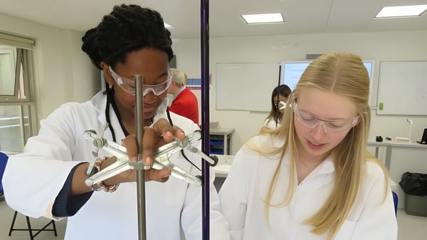 Eine medizinische Fachkraft führt eine Untersuchung mit einer Schülerin der Heathfield School in Ascot durch.