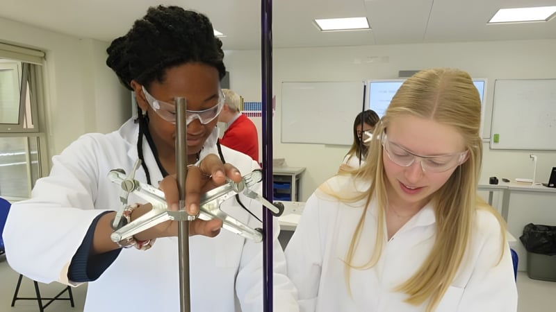 Eine medizinische Untersuchung zwischen einem Arzt und einer Patientin auf dem Campus der Heathfield School Ascot.