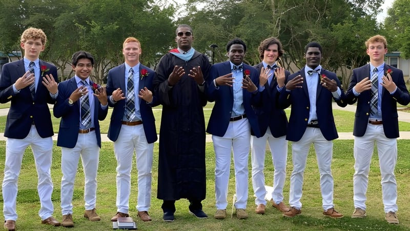 Eine Gruppe Schüler der Heathwood Hall Episcopal School steht gemeinsam auf einer Wiese mit Bäumen im Hintergrund.