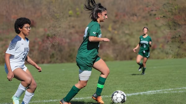 Zwei Fußballspieler kämpfen auf dem Spielfeld der Hebron Academy um den Ball.
