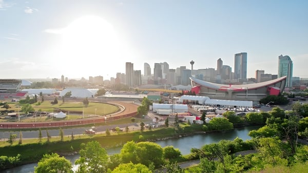 Blick auf die Stadtlandschaft mit Veranstaltungsort im Vordergrund auf dem Gelände der Henry Wise Wood High School.