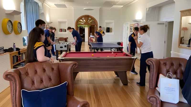 Schüler der Hereford Cathedral School versammeln sich in einem Freizeitraum mit Billardtisch und Sitzgelegenheiten.