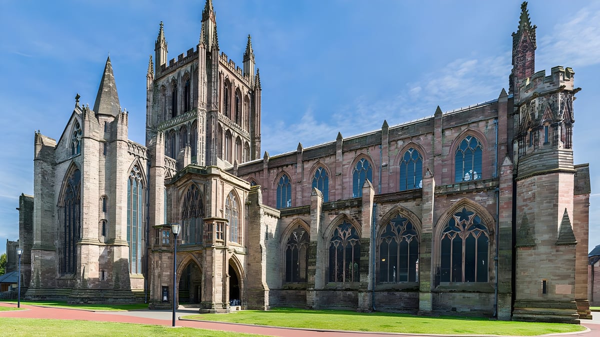 Eine gotische Kathedrale mit verzierten Spitzen und Bogenfenstern steht auf dem Gelände der Hereford Cathedral School.