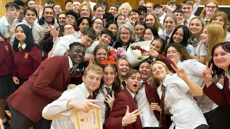 Eine große Gruppe von Schülerinnen und Schülern des Heretaunga College posiert gemeinsam in Schuluniformen für ein Gruppenfoto.