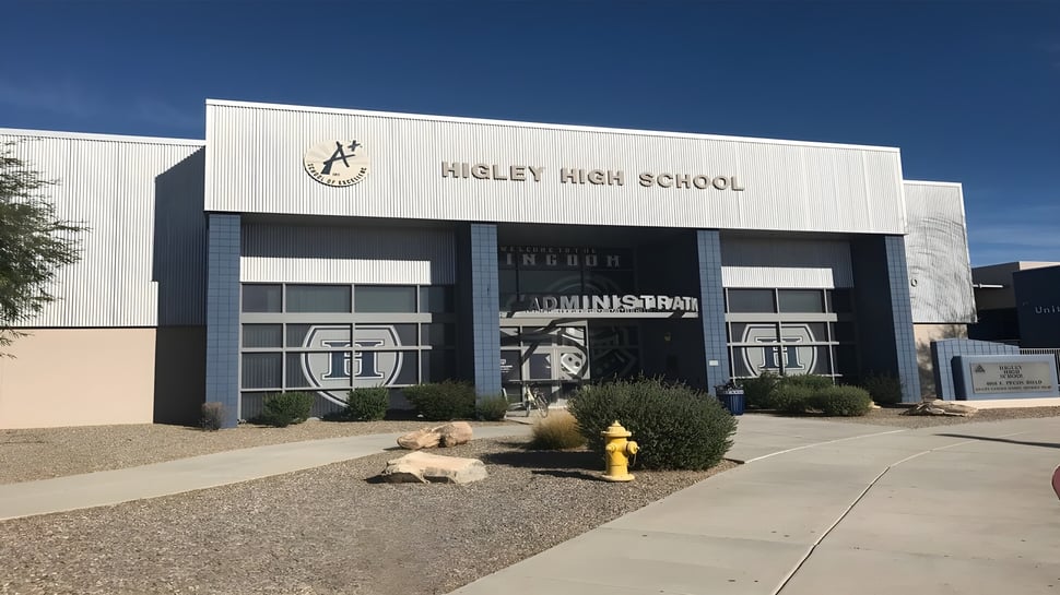 Das große weiße Gebäude mit Schriftzug befindet sich auf dem Gelände des Higley Unified School District.