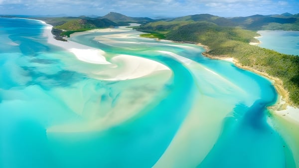 Luftaufnahme zeigt eine tropische Landschaft mit weißen Sandstränden und türkisfarbenem Wasser nahe Hillcrest Christian College.