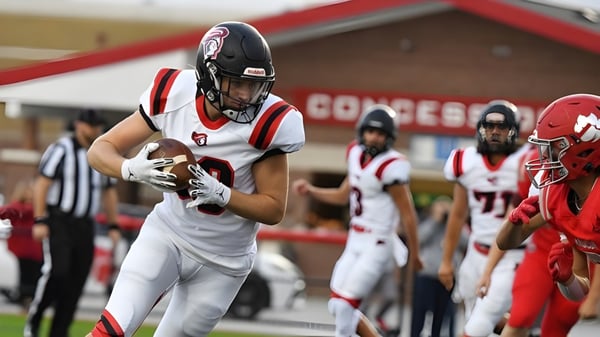 Ein Footballspieler der Hillcrest High School läuft mit dem Ball auf dem Spielfeld.