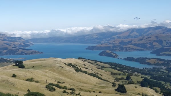 Ein malerischer See mit Hügeln und Bergen im Hintergrund, aufgenommen in der Nähe von Hillmorton High School.